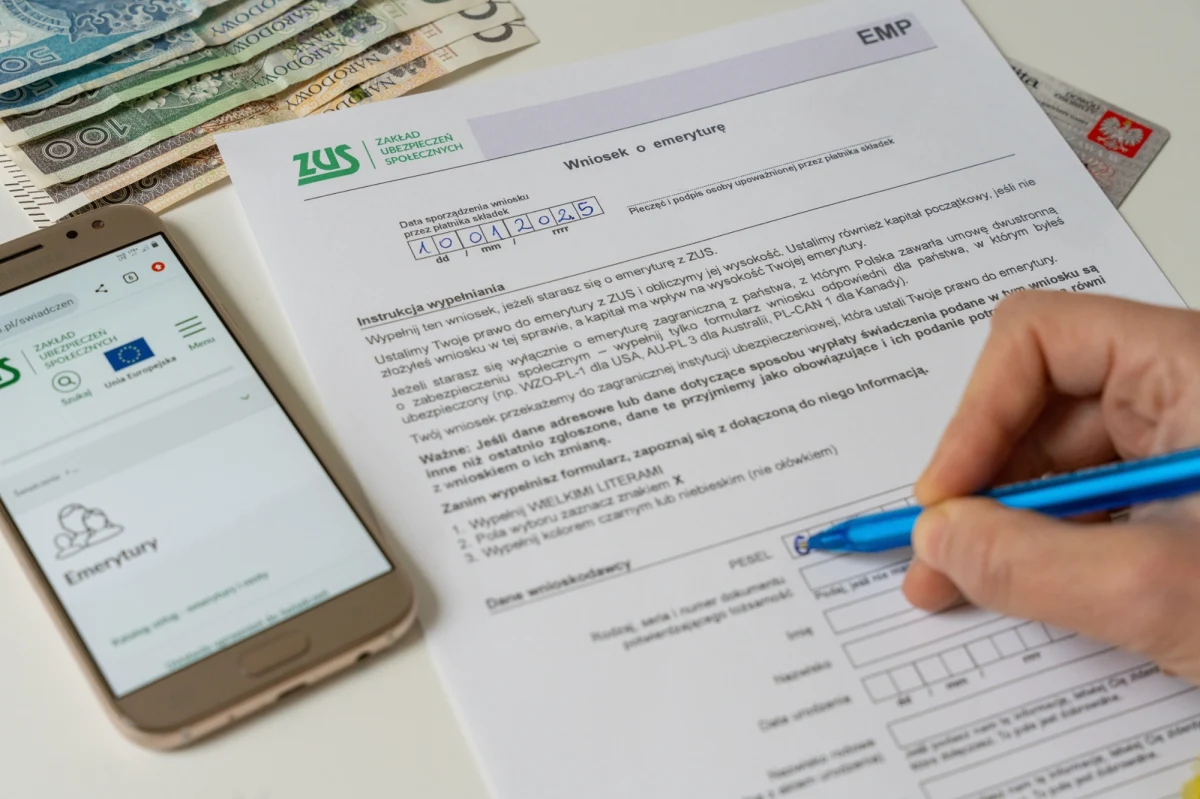 Średnia emerytura w Polsce przekroczyła już 4,2 tys. zł brutto – wynika z najnowszych danych Zakładu Ubezpieczeń Społecznych. W sierpniu 2025 roku przeciętne świadczenie emerytalne wyniosło 4 255,66 zł, czyli o ponad 300 zł więcej niż na początku roku. Jednocześnie rosną też wydatki państwa na emerytury, które po raz pierwszy przekroczyły 27 mld zł w jednym miesiącu.