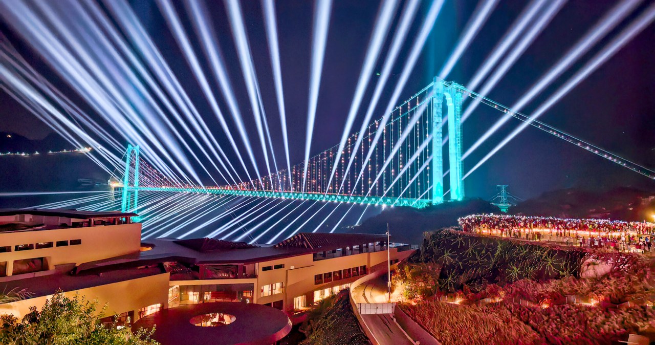 Najwyższy most świata otwarty. Auta pojadą 625 metrów nad przepaścią