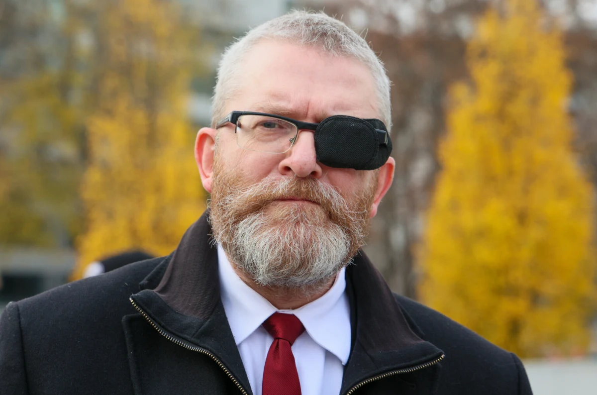 Politycy Konfederacji Korony Polskiej wystosowali listy do szefów dyplomacji Rosji i Polski, protestując przeciwko usunięciu polskich symboli z cmentarza w Katyniu oraz krytykując zamknięcie rosyjskiego konsulatu w Gdańsku. W swoich apelach domagają się deeskalacji napięć i powrotu do dialogu między Warszawą a Moskwą, podkreślając konieczność ochrony miejsc pamięci i zachowania pokoju w relacjach polsko-rosyjskich.