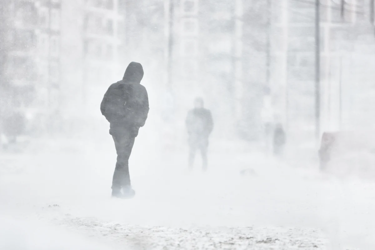 Instytut Meteorologii i Gospodarki Wodnej wydał szereg ostrzeżeń dla południowych i północnych regionów Polski. Synoptycy zapowiadają intensywne opady śniegu, silny wiatr oraz niebezpieczne oblodzenia. Sprawdź, gdzie i kiedy należy spodziewać się najtrudniejszych warunków pogodowych.
