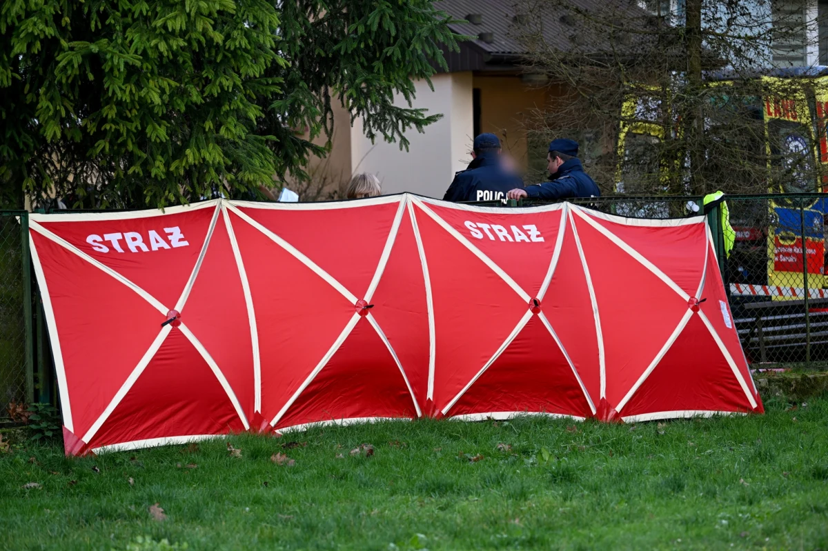 Dramatyczny finał policyjnej interwencji w Sanoku na Podkarpaciu. Policja została wezwana do agresywnego mężczyzny, który zabarykadował się w mieszkaniu wraz ze swoją matką. Gdy funkcjonariusze i strażacy weszli na mieszkania, mężczyzna rzucił się na nich. Padły strzały. Napastnik został ranny, jednak jego życia nie udało się uratować. W mieszkaniu znaleziono też ciało kobiety. 