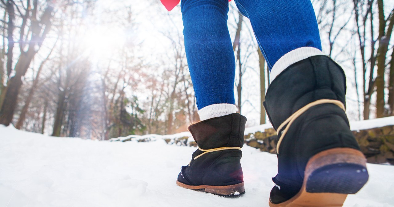 Przyklej na podeszwę dwa paski. Tani patent na śliskie buty