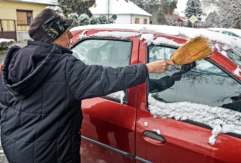 Wlej do butelki i wymieszaj. Rozpyl na szybę, by pozbyć się szronu