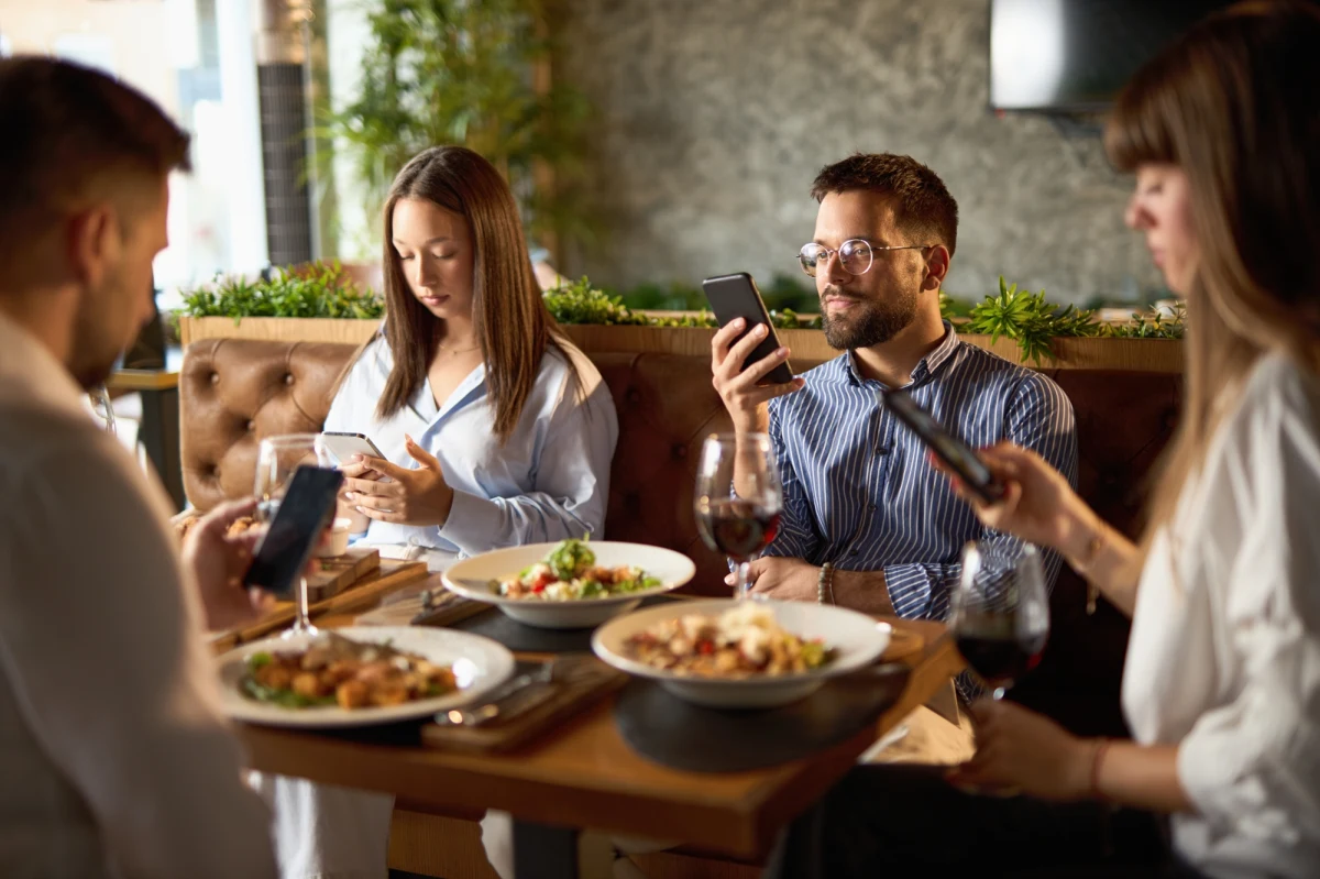 Wszyscy wiemy, że telefony komórkowe nie służą naszym relacjom, a mimo to sięgamy po nie dziesiątki razy w ciągu dnia. W ten sposób tzw. phubbing, czyli ignorowanie osoby przebywającej w naszym towarzystwie na rzecz telefonu, wkrada się w codzienne życie. Może to odbić się na naszym związku i sprawić, że partner lub partnerka poczują się pomijani. Ponadto korzystanie z telefonu przez rodziców może negatywnie wpłynąć na dzieci, osłabiając więź z młodszymi i obniżając poczucie własnej wartości u starszych. Jakie jest wyjście z sytuacji?