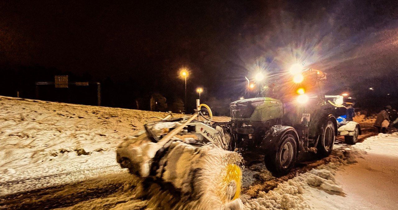 Nie byli w stanie pojechać autostradą. Zima wygrała z kierowcami