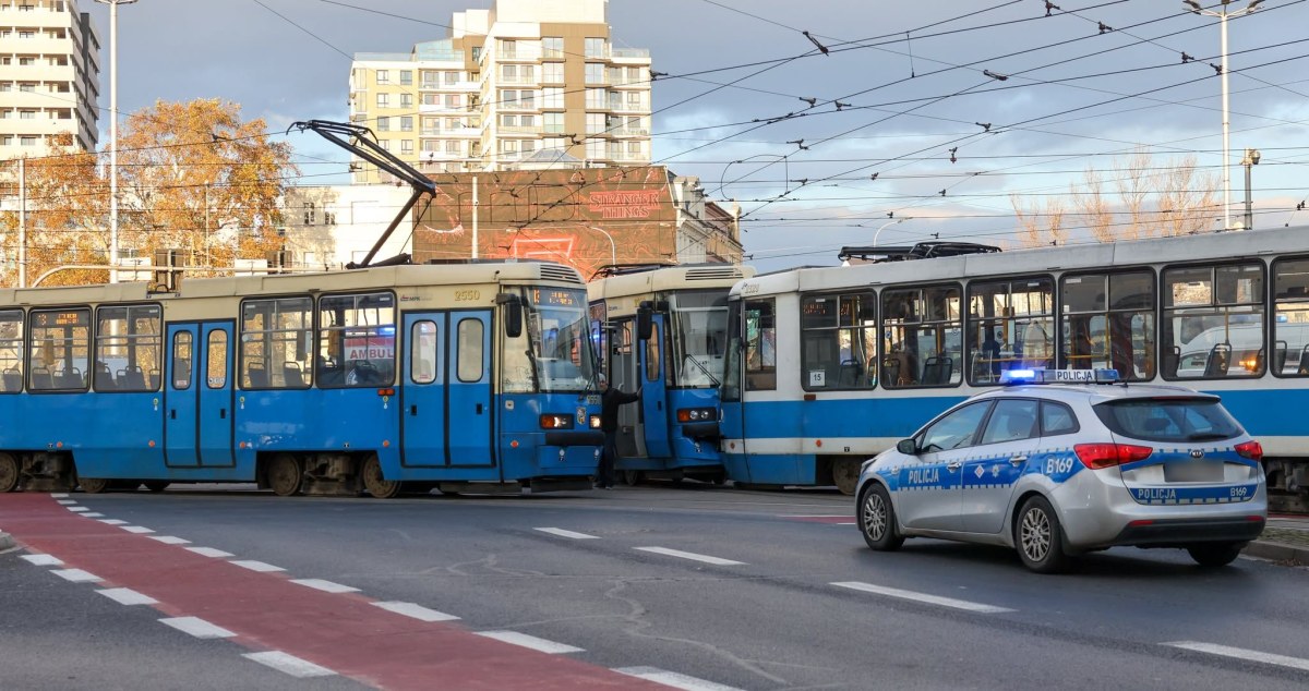 Zderzenie tramwajów we Wrocławiu. Pasażer trafił do szpitala