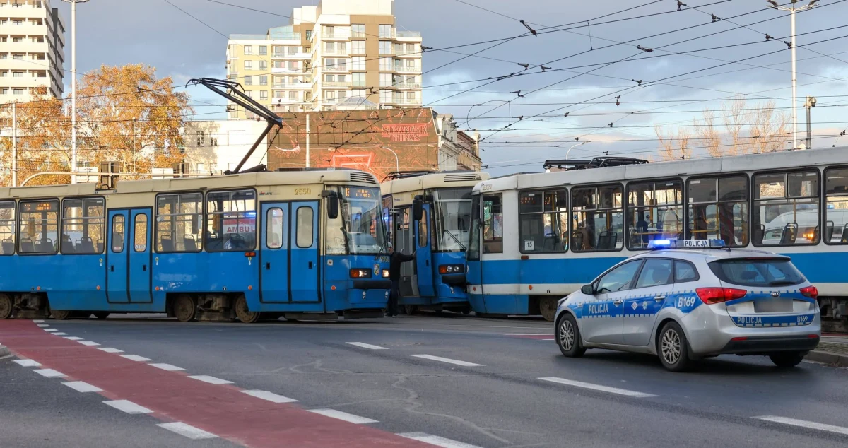 Dwa tramwaje linii 15 zderzyły się w czwartek na pl. Jana Pawła II we Wrocławiu. Do zdarzenia doszło po godz. 14:30. "Jeden pasażer został przewieziony na badania do szpitala. Inne osoby nie skarżyły się na urazy" - powiedziała Barbara Balicka z wrocławskiego MPK. O godz. 15:40 ruch został wznowiony, a autobusy i tramwaje wróciły na stałe trasy.