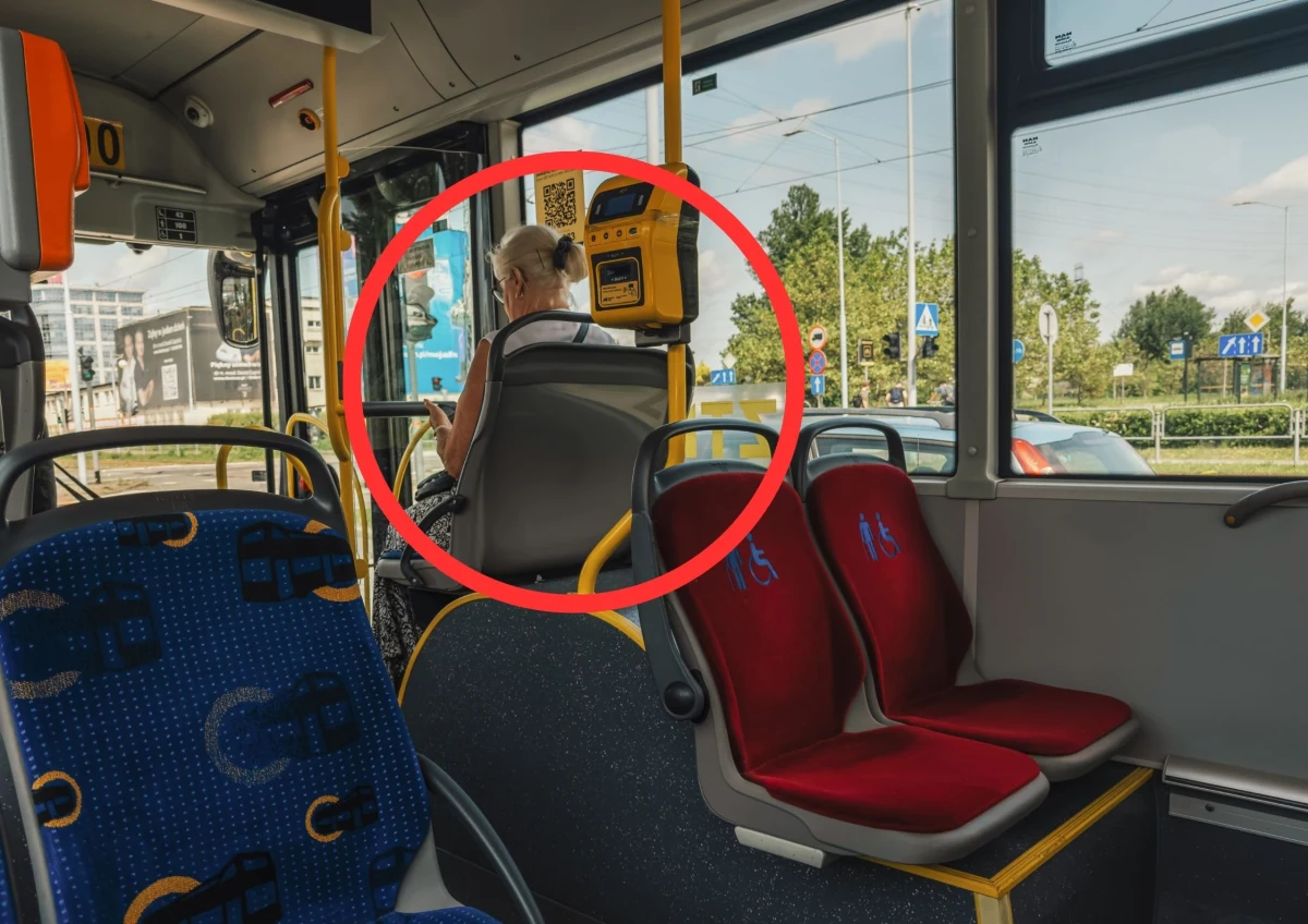 Podczas czwartkowej sesji radni zagłosowali za rozszerzeniem katalogu zachowań zabronionych w komunikacji miejskiej w Warszawie. Służby będą mogły ukarać mandatem m.in. za zajmowanie przez pasażera więcej niż jednego miejsca siedzącego. Ale nie tylko...