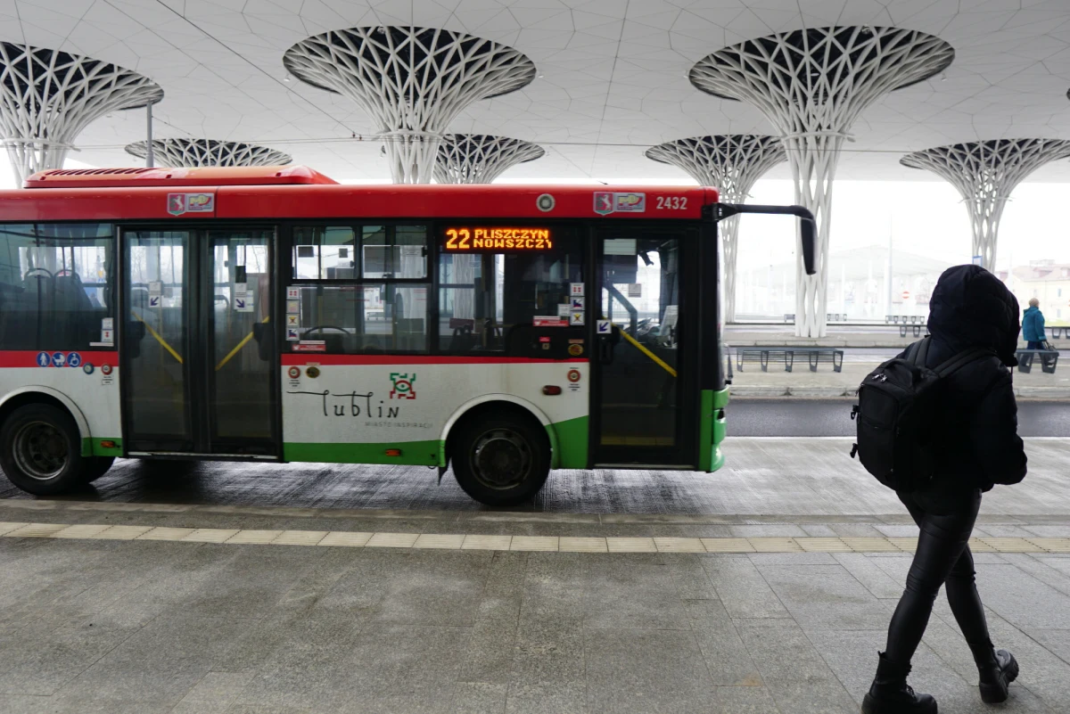 Nowe stawki opłat za przejazdy komunikacją miejską zatwierdzili dzisiaj miejscy radni na wniosek prezydenta Lublina. Nie podrożeją wyłącznie bilety okresowe dla osób płacących podatki w Lublinie i specjalne bilety dla turystów.