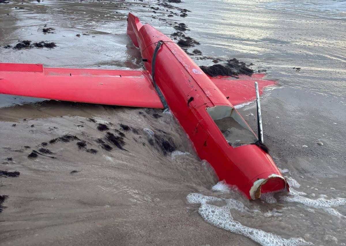 Czerwony dron na łotewskiej plaży. Wojskowi już wiedzą, co to za obiekt