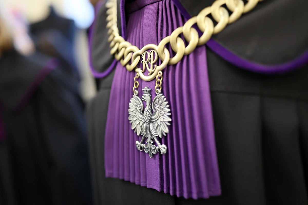 ​Były wójt gminy Lubrza (woj. opolskie) Mariusz K. usłyszał wyrok za przekroczenie uprawnień. Sąd wymierzył mu karę roku więzienia w zawieszeniu na dwa lata. Mężczyzna po przegranej w wyborach samorządowych w 2024 wystawił rozporządzenie z datą wsteczną. Na jego podstawie sekretarz gminy Wioletta A. wystąpiła o wypłatę ponad 40 tys. zł z tytułu odprawy. Kobiecie również sąd wymierzył karę. Wyroki nie są prawomocne.