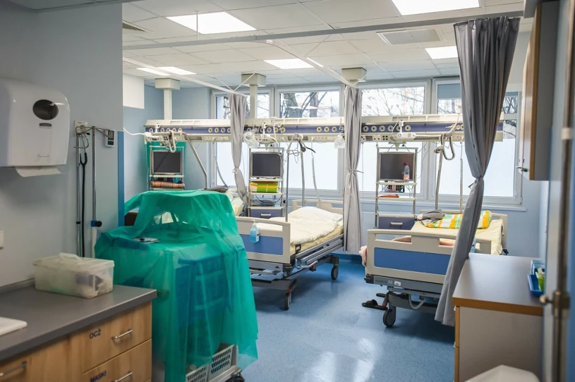 Dramatyczny raport ws. pandemii. Tysiące Brytyjczyków mogło żyć