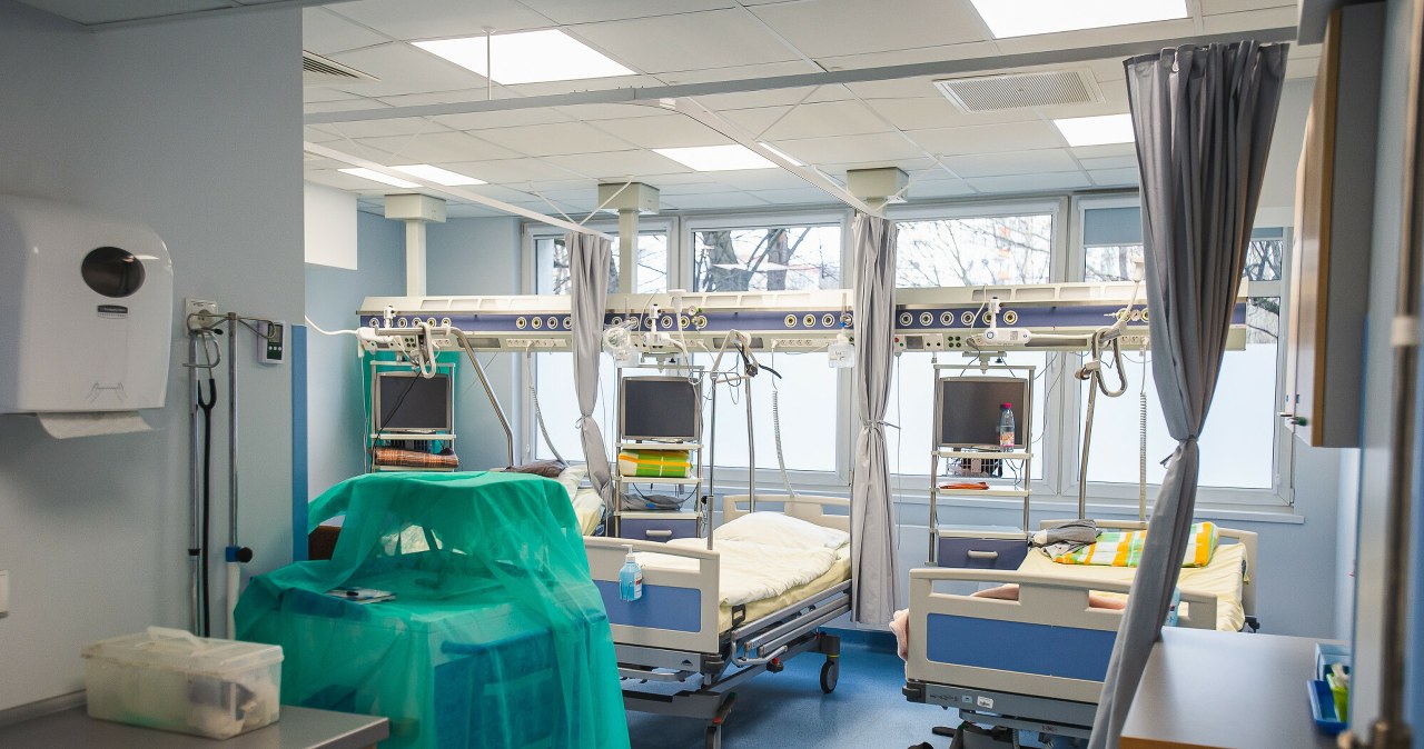 Dramatyczny raport ws. pandemii. Tysiące Brytyjczyków mogło żyć