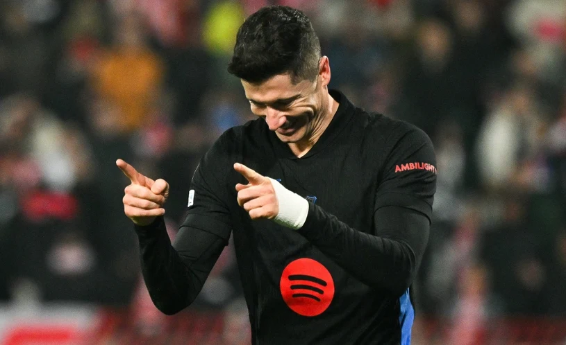 Nie chcieli go w Krakowie. Jest już w Barcelonie. Gorąco wita się z "Lewym"