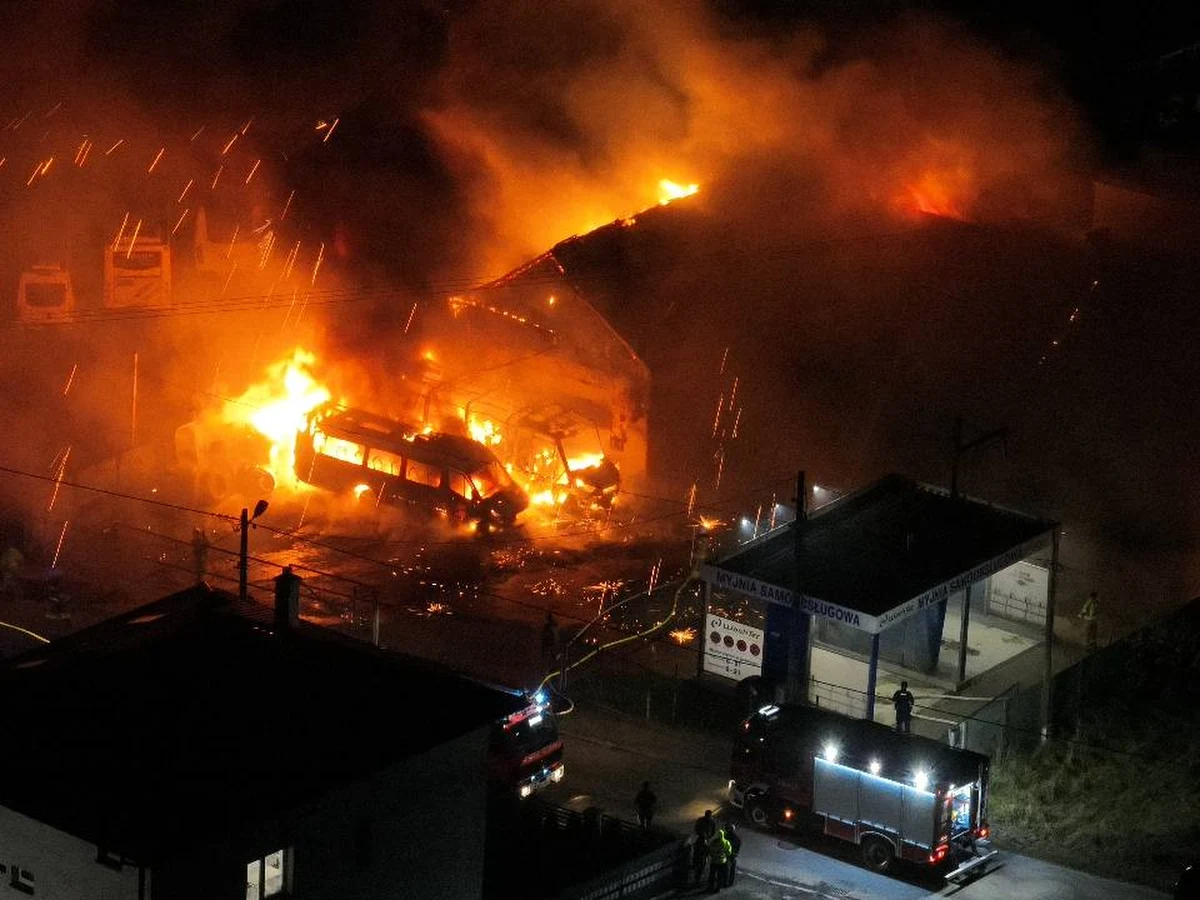 W warsztacie samochodowym w Skale pod Krakowem nad ranem wybuchł pożar. Do gaszenia ognia zostało zaangażowanych ponad 80 strażaków. "Na miejscu okazało się, że doszło do rozszczelnienia zbiornika z olejem napędowym. Spaleniu uległy trzy busy, ciągnik rolniczy, przyczepa oraz część elewacji i dach" - przekazał rzecznik prasowy Małopolskiego Komendanta Wojewódzkiego PSP mł. kpt. Hubert Ciepły.