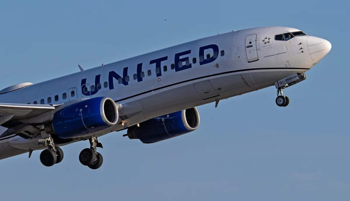 Podczas lotu z Denver do Los Angeles samolot pasażerski United Airlines uderzył w balon meteorologiczny, co doprowadziło do poważnego uszkodzenia przedniej szyby kokpitu. W wyniku incydentu kapitan maszyny odniósł obrażenia odłamkami szkła, a załoga była zmuszona do awaryjnego lądowania w Salt Lake City.