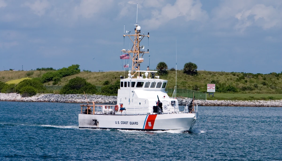 Amerykańska Straż Przybrzeżna zmienia zasady dotyczące kontrowersyjnych symboli - od połowy grudnia swastyka nie będzie już oficjalnie uznawana za symbol nienawiści, lecz za znak "potencjalnie wywołujący spory". Nowe przepisy łagodzą także klasyfikację innych budzących emocje emblematów, co wywołało falę krytyki.