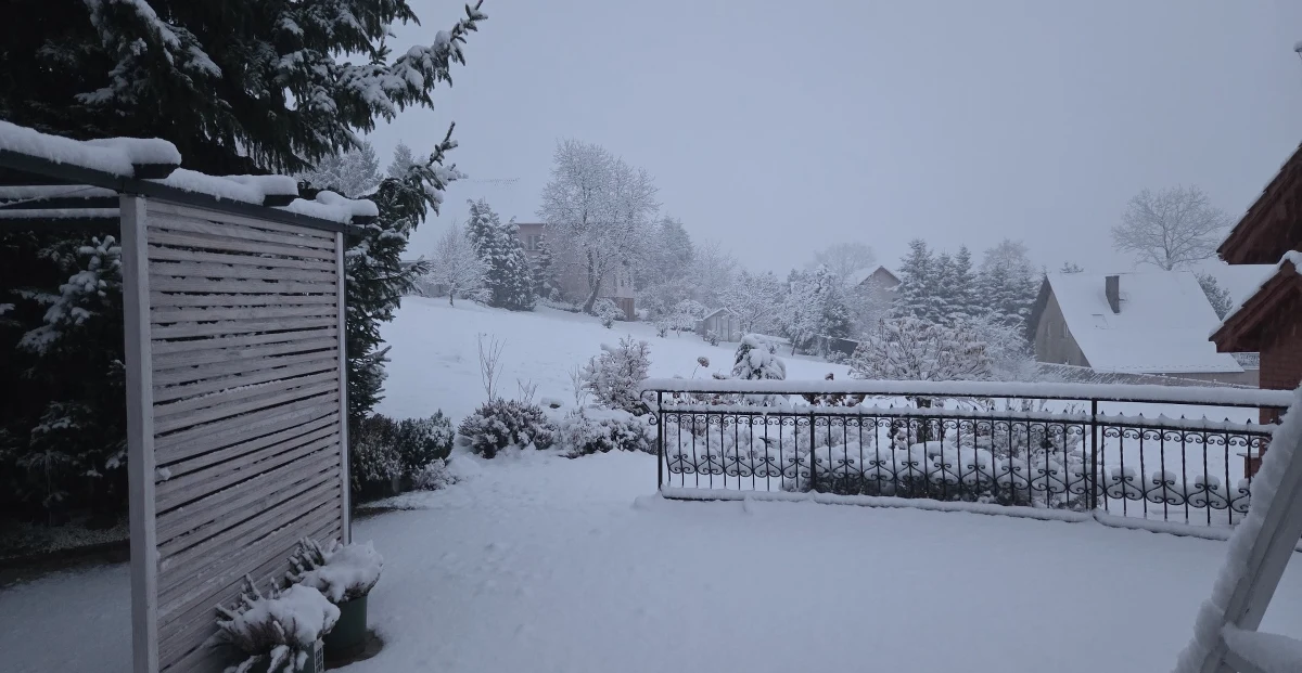Zima zaatakowała południe kraju, głównie tereny położone na południu Małopolski, choć mocno sypie też na Podkarpaciu. Drogi miejscami zrobiły się białe, przez co panują na nich trudne warunki.