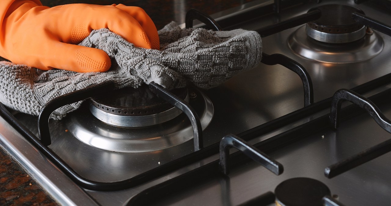 Od lat czyszczę w ten sposób ruszt kuchenki bez szorowania. Jest lśniący, wygląda jak nowy