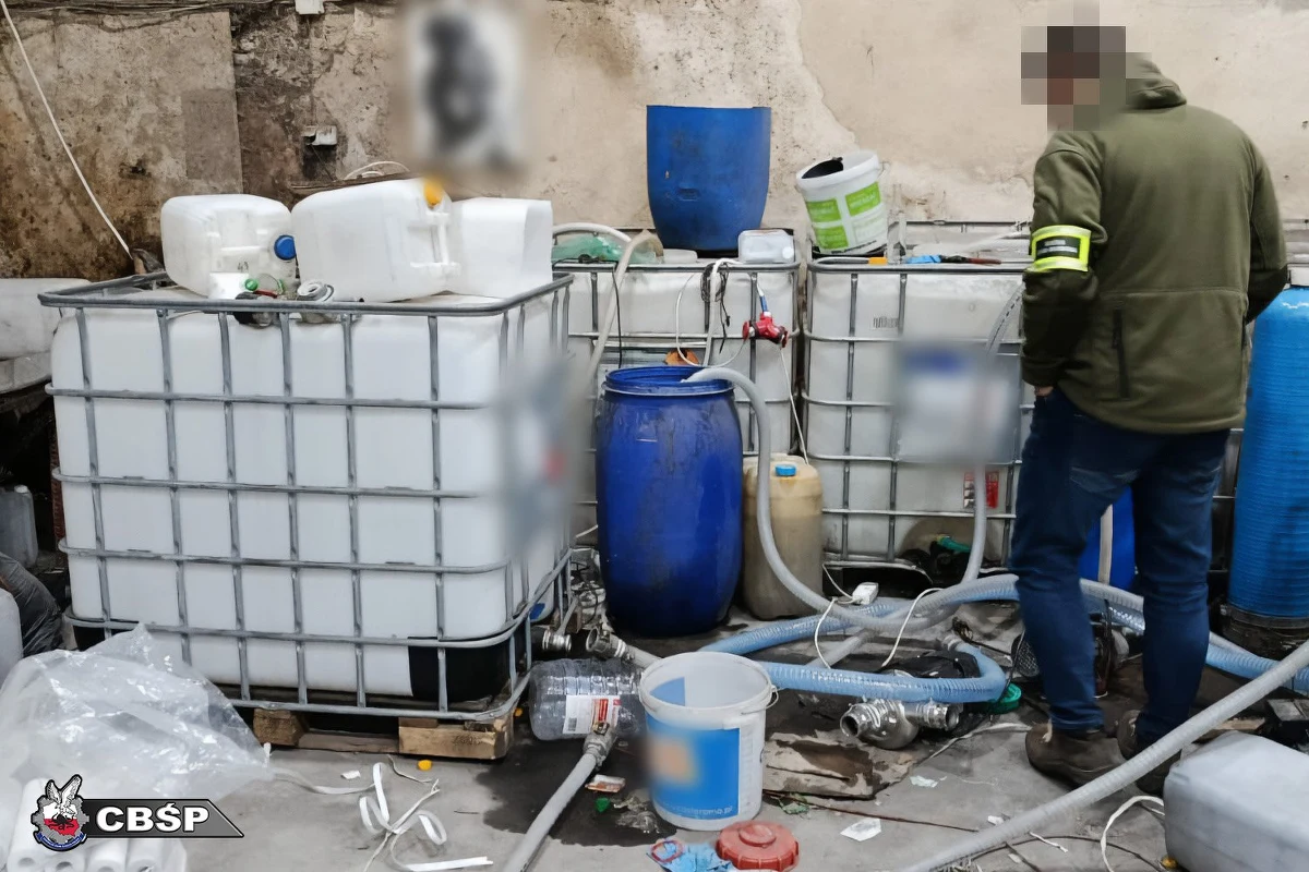 Służby rozbiły zorganizowaną grupę przestępczą zajmującą się produkcją, a także wprowadzaniem do obrotu nielegalnego alkoholu bez polskich znaków skarbowych akcyzy. W sumie zatrzymano 10 osób i zabezpieczono przeszło 62 tysiące litrów alkoholu niewiadomego pochodzenia. Decyzją sądu większość ujętych trafiło do tymczasowego aresztu.