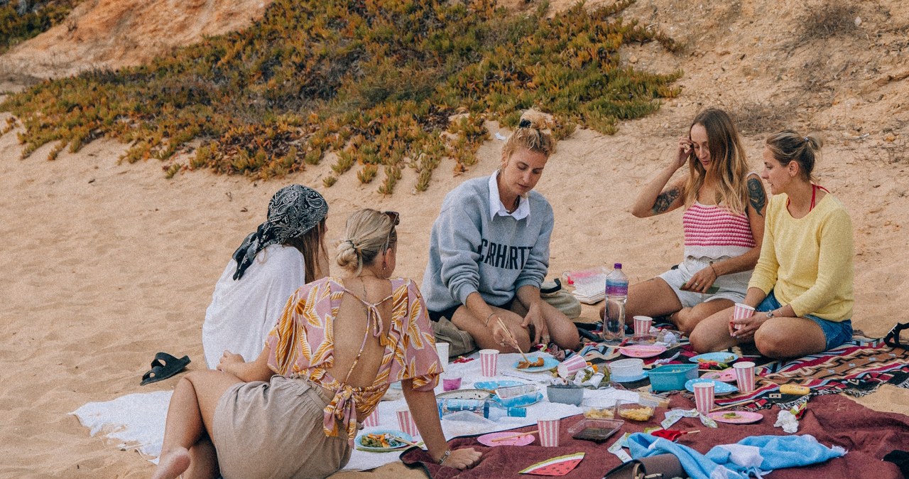 Zaprasza kobiety do Portugalii i "uczy" spokoju. Tak odmienia ich życie