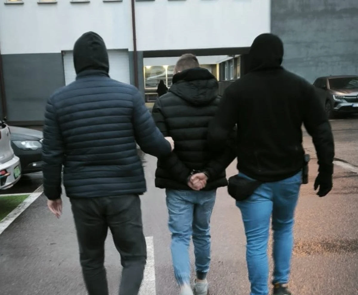 Funkcjonariusze zajmujący się zwalczaniem przestępczości pseudokibiców przeprowadzili skoordynowaną akcję na łódzkich Bałutach, zatrzymując 31-letniego mężczyznę podejrzanego o udział w zorganizowanej grupie przestępczej. Zatrzymanemu postawiono zarzuty dotyczące handlu znacznymi ilościami narkotyków oraz brutalnego rozboju.