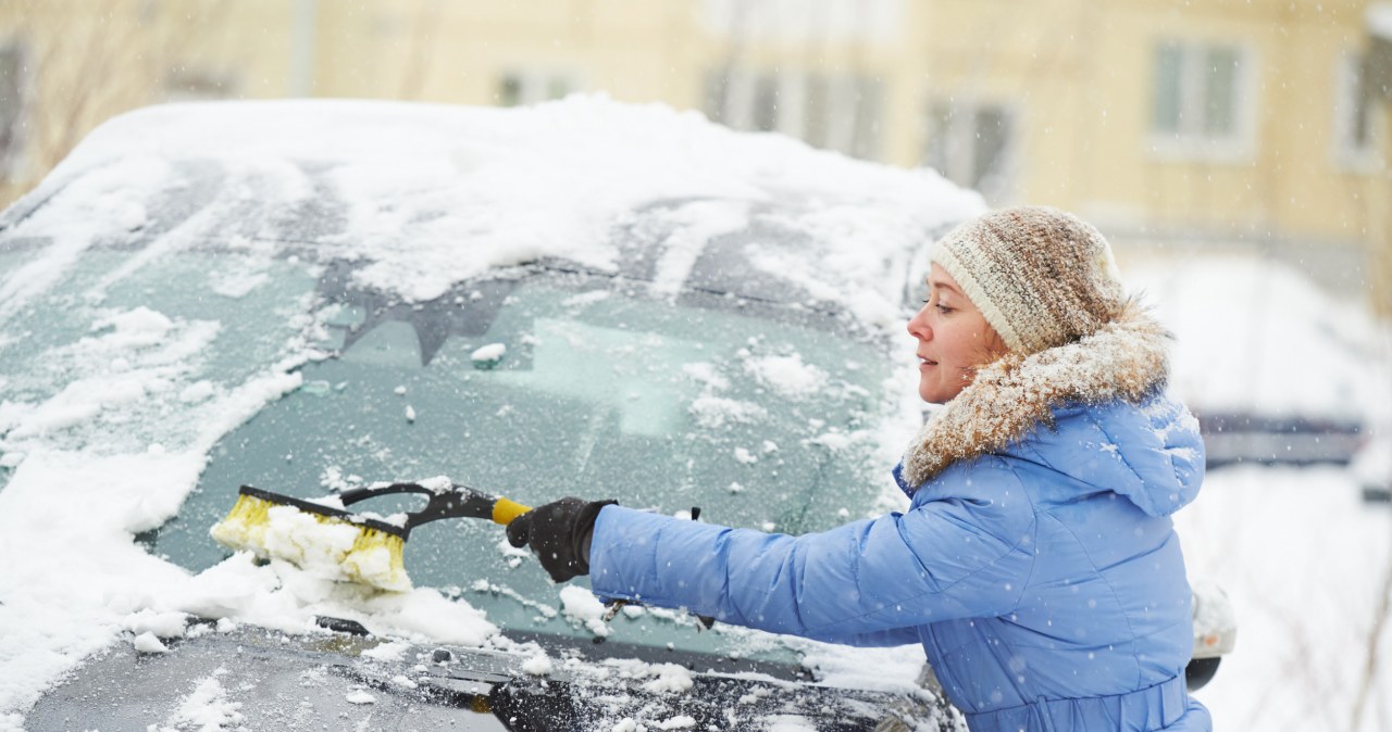 Wlej do butelki i wymieszaj. Rozpyl na szybę, by pozbyć się szronu