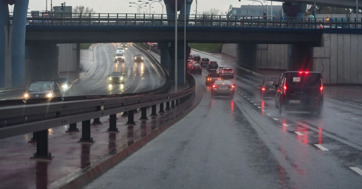 Siedem uszkodzonych pojazdów i duże korki w stronę Sosnowca - to efekt najechania na wyrwę w drodze na trasie ekspresowej S1 w pobliżu granicy Dąbrowy Górniczej i Sosnowca w województwie śląskim.