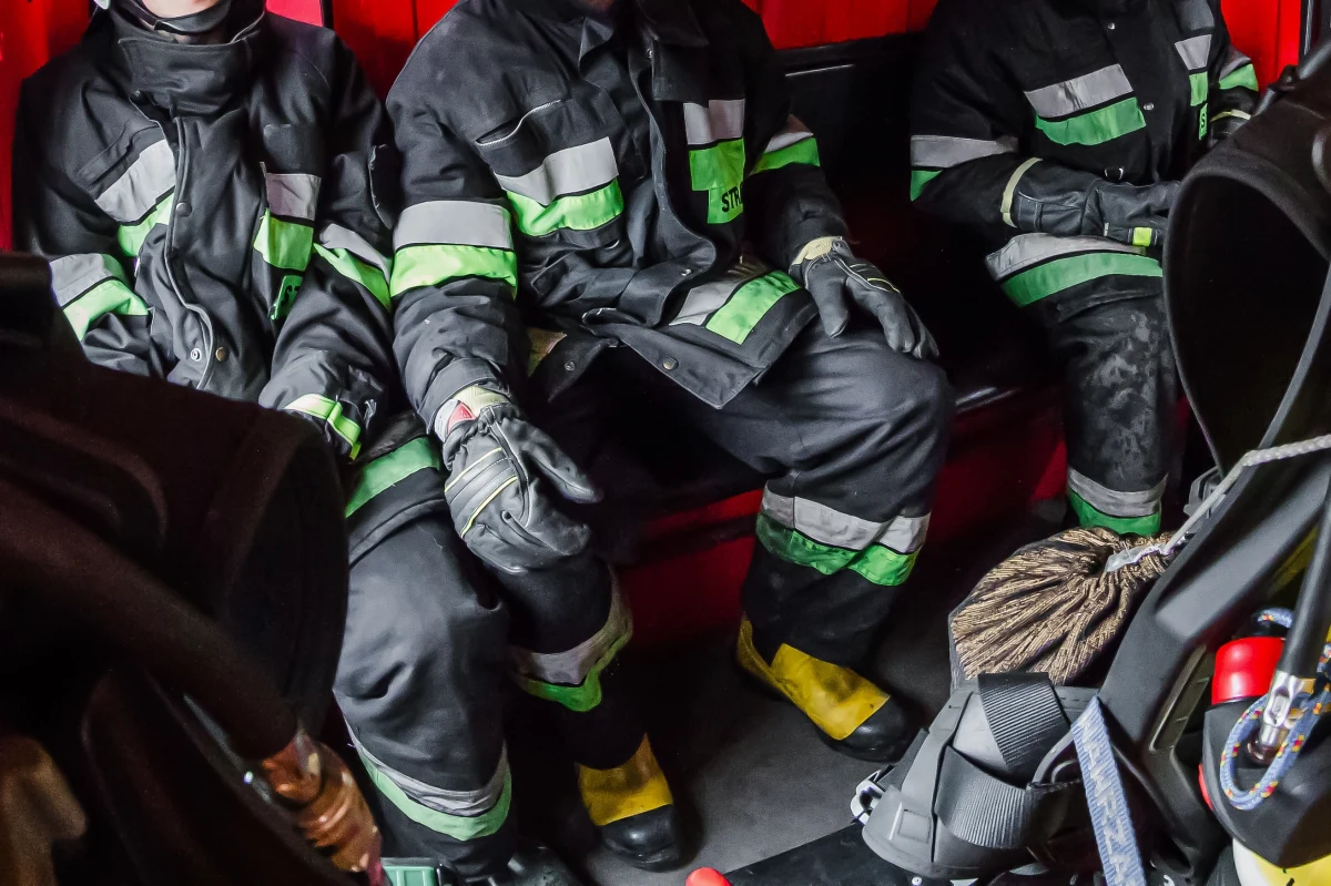 Strażacy ochotnicy mogą liczyć na szereg nowych ulg i zniżek w spółkach Skarbu Państwa. Jak dowiedział się reporter RMF FM Kacper Wróblewski, preferencyjne warunki obejmą m.in. tańsze przejazdy kolejowe, paliwo oraz specjalne oferty ubezpieczeniowe. Szczegóły mają zostać ogłoszone w najbliższych tygodniach.