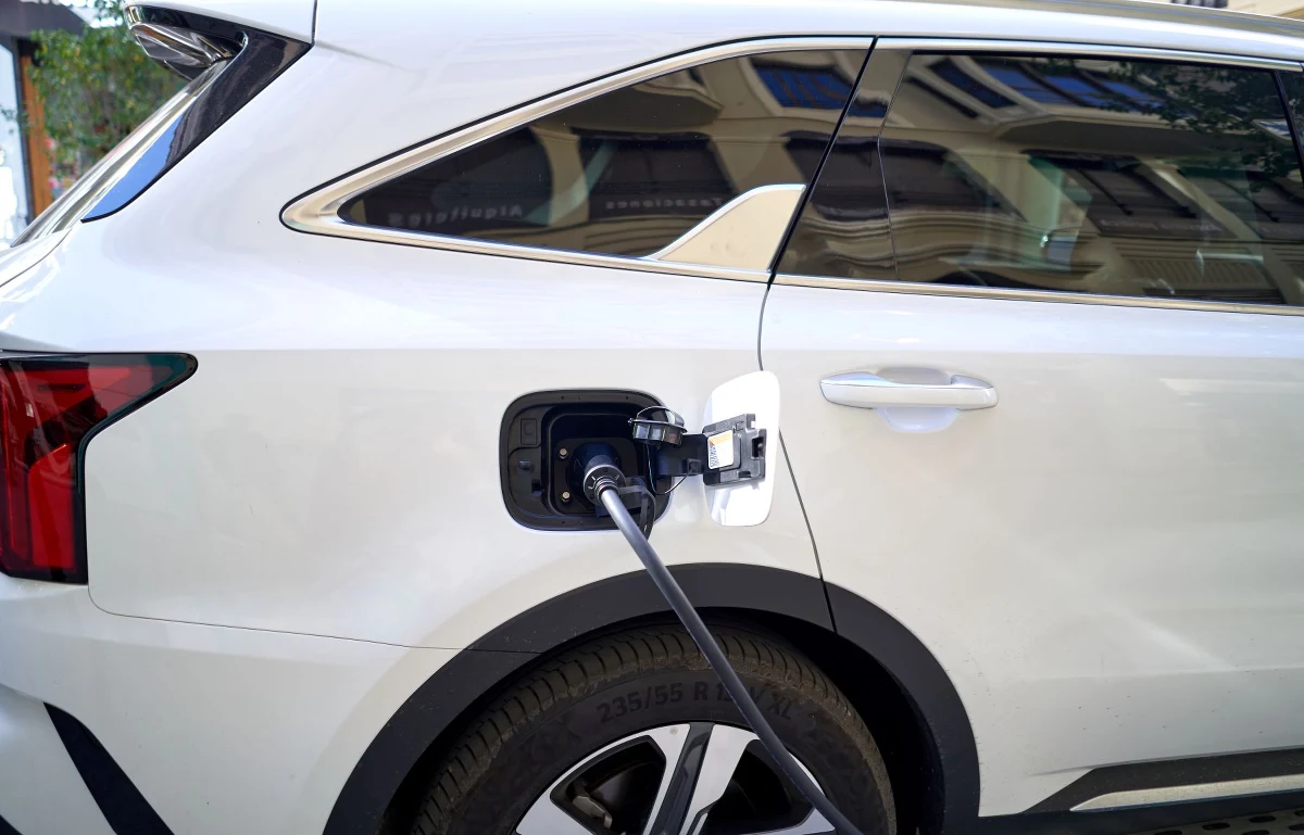 Obietnica jest kusząca – codzienna jazda do pracy za grosze, niemal w ciszy, na samym prądzie. Hybrydy typu plug-in, czyli popularne PHEV, zdają się łączyć najlepsze cechy dwóch światów motoryzacji. Mają oferować bezemisyjny tryb elektryczny na co dzień i spokój silnika spalinowego na długich trasach. Jednak wielu kierowców z zaskoczeniem odkrywa, że ich zaawansowany pojazd pali więcej benzyny niż prostszy model benzynowy.