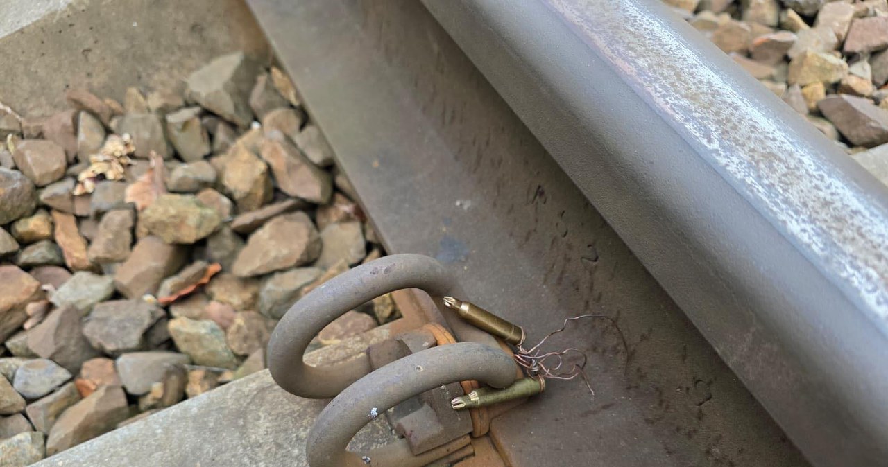 "Prowokacja i sprawdzanie służb". Naboje znalezione na torach