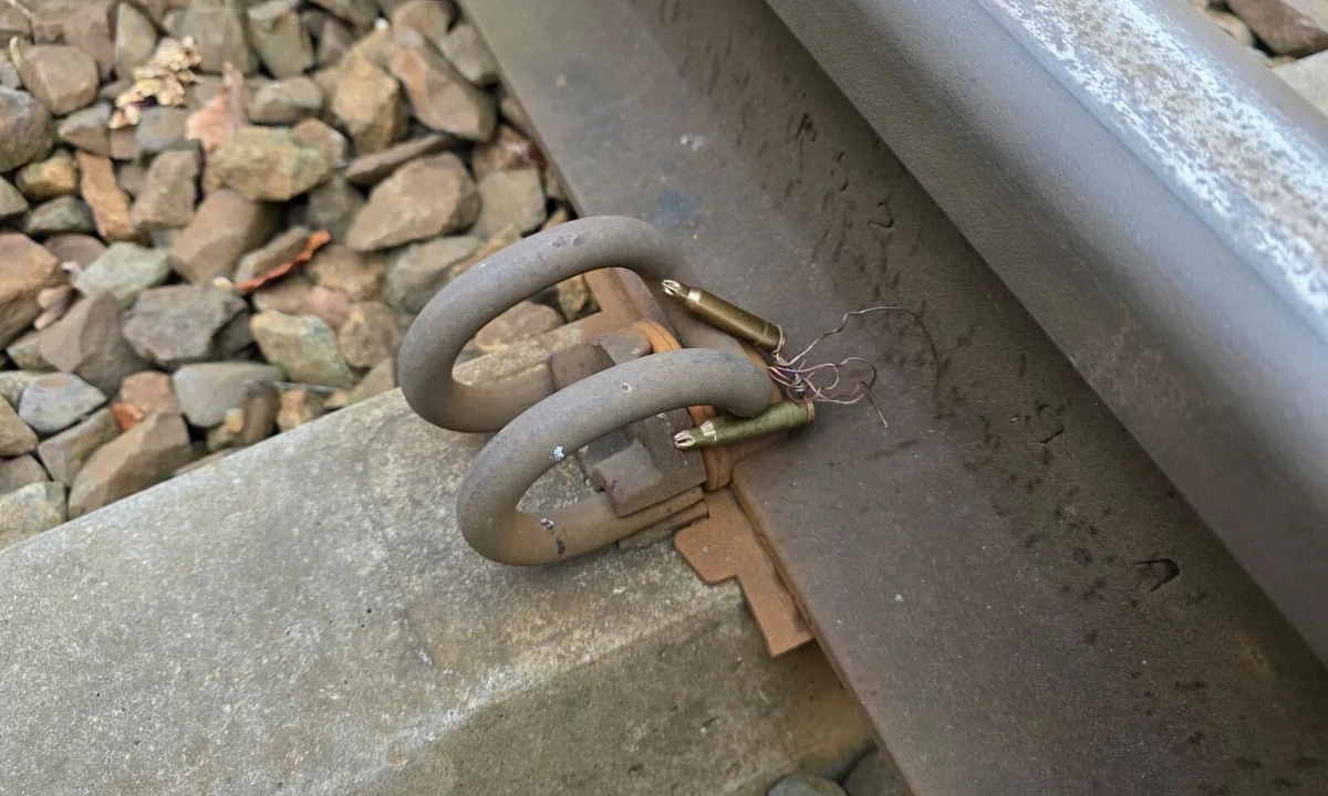 Na remontowanym odcinku torów kolejowych pod Ostrowem Wielkopolskim ktoś podłożył tzw. ślepe naboje karabinowe. "Naszym zdaniem to prowokacja i próba sprawdzania reakcji służb" - informuje policja.