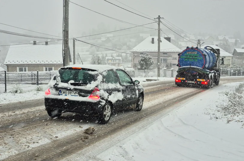 Pierwszy atak zimy w Polsce. 30 cm śniegu i paraliż na drogach