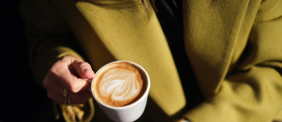 Mała albo większa, czarna lub z mlekiem – najczęściej sięgamy po nią rano, żeby się dobudzić, a później kolejna dawka energii jeszcze raz albo kilka dziennie. Sporym zaskoczeniem jest, jeżeli po filiżance, albo kubku kawy jesteśmy senni. Choć skutek miał być odwrotny, to taka reakcja organizmu jest możliwa. 