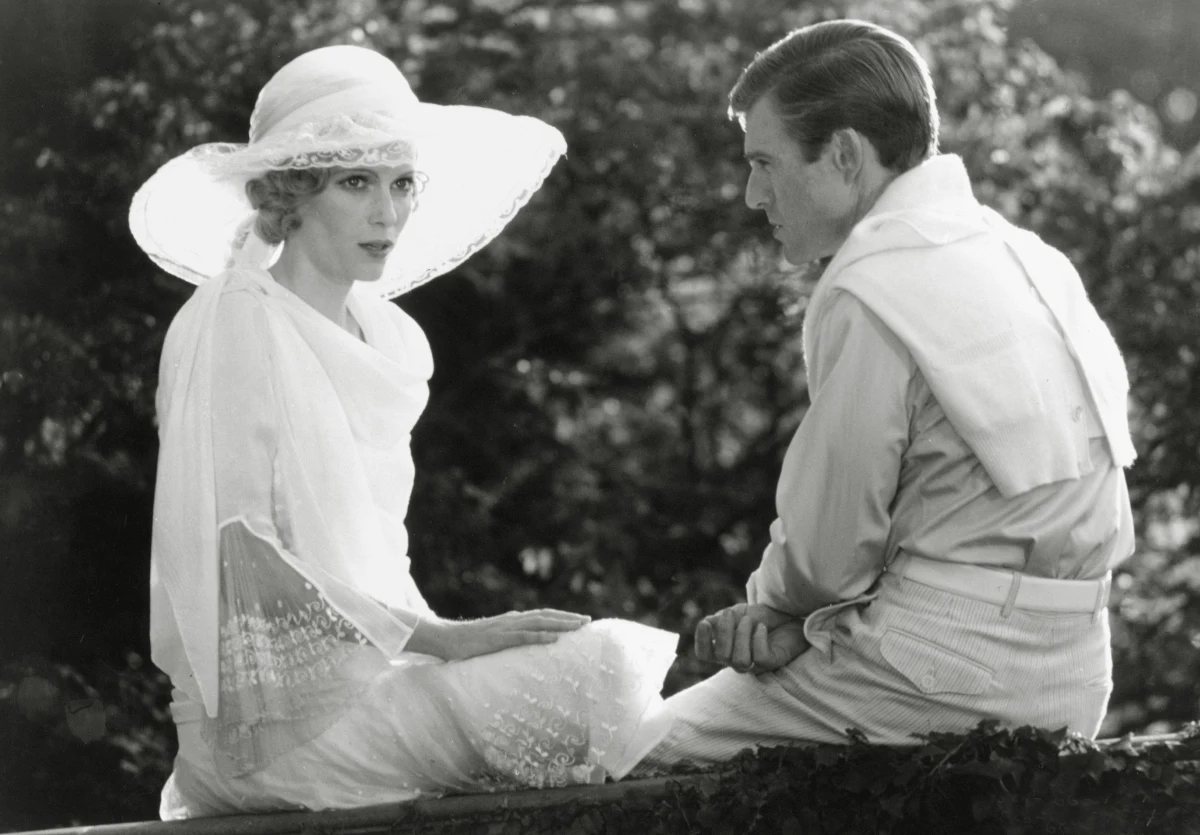 Już w piątek, 21 listopada 2025 roku, na antenie TVP Historia widzowie będą mogli obejrzeć ekranizację jednej z najsłynniejszych amerykańskich powieści XX wieku – „Wielkiego Gatsby’ego” z 1974 roku. Film zachwyca nie tylko gwiazdorską obsadą, ale także niezwykłą scenografią i kostiumami, które przenoszą widzów w czasy szalonych lat 20. XX wieku.