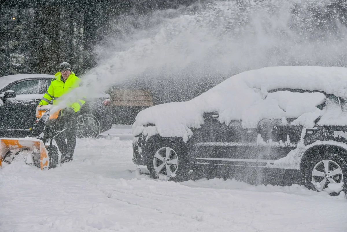 Rządowe Centrum Bezpieczeństwa rozesłało alert w związku z intensywnymi opadami śniegu. SMS-y trafiły do odbiorców z kilku powiatów w Małopolsce. 