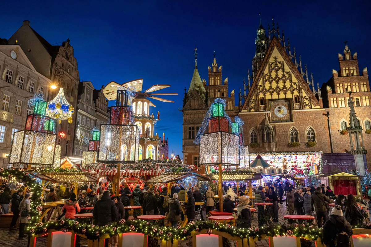 Już w piątek, 21 listopada, rusza Wrocławski Jarmark Bożonarodzeniowy – jedno z największych tego typu wydarzeń w Polsce. W ubiegłym roku przyciągnął ponad 800 tysięcy odwiedzających. Tegoroczna edycja potrwa do 7 stycznia 2026 roku i tradycyjnie odbędzie się na Rynku oraz w jego okolicach. Teren jarmarku zostanie zabezpieczony betonowymi barierami. 