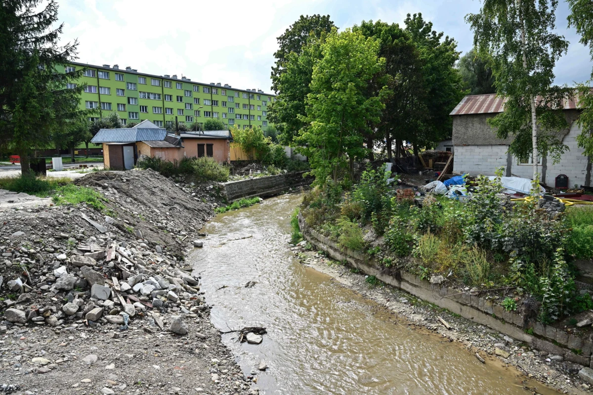 ​Budowa zbiorników retencyjnych w okolicach Stronia Śląskiego wzbudza kontrowersje. Mieszkańcy dwóch wsi złożyli skargę do Rzecznika Praw Obywatelskich, twierdząc, że konsultacje społeczne nie były przeprowadzone rzetelnie. Minister spraw wewnętrznych odpiera zarzuty, podkreślając, że projekt był szeroko konsultowany i uwzględniał uwagi lokalnej społeczności.