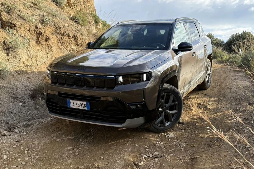 Jeep Compass urósł i dostał najmniejszy silnik w historii. Czy to może działać?