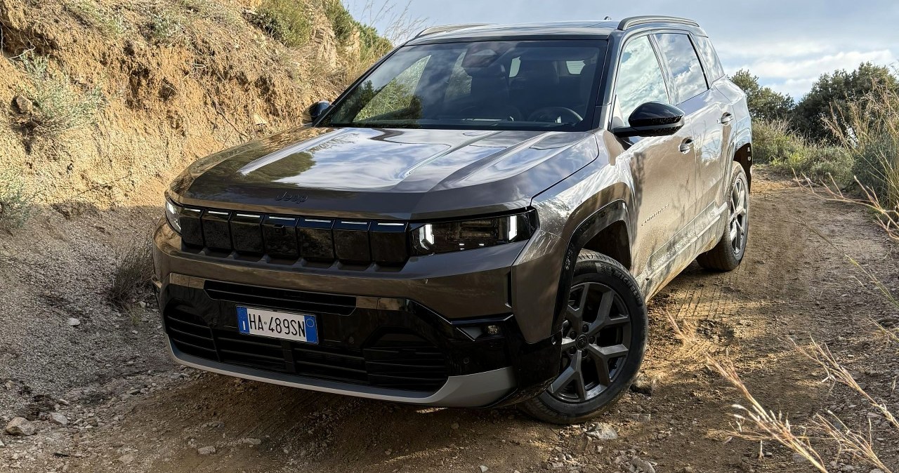 Jeep Compass urósł i dostał najmniejszy silnik w historii. Czy to może działać?