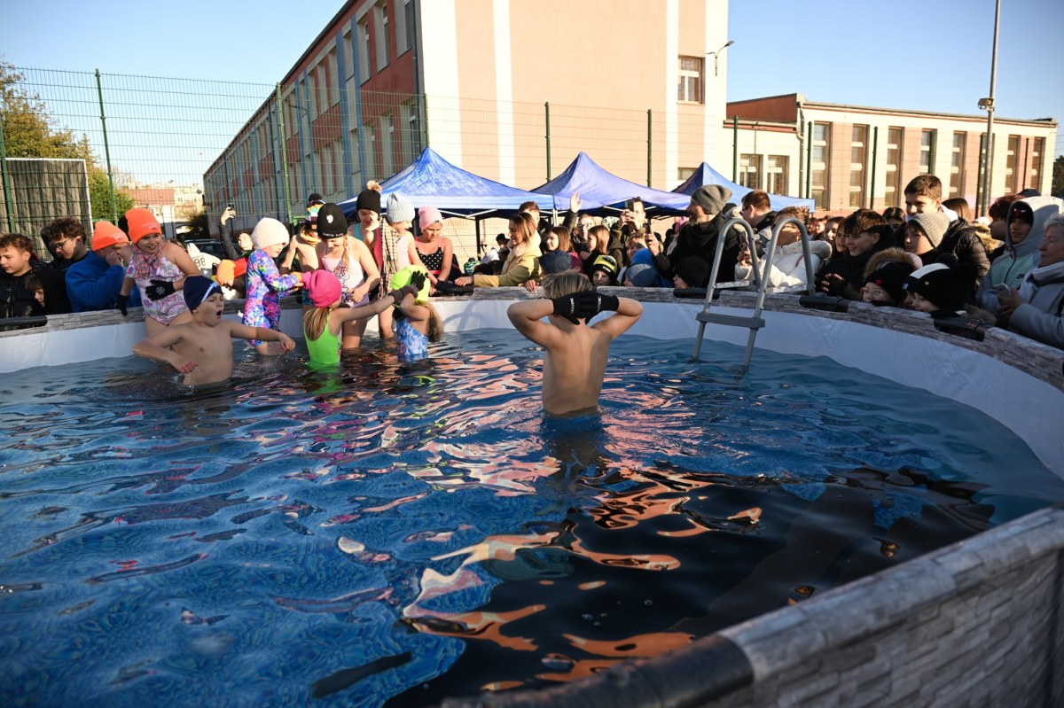 Szkolne morsowanie na boisku. Dzieci weszły do lodowatej wody