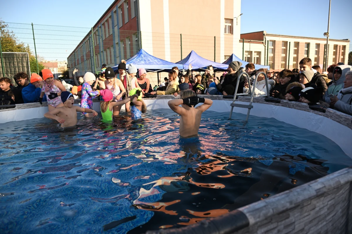 Na boisku Szkoły Podstawowej nr 8 im. Młodych Europejczyków w Szczecinie stanął basen ogrodowy napełniony zimną wodą. Za zgodą rodziców ponad dwustu uczniów wzięło udział w szkolnym morsowaniu.