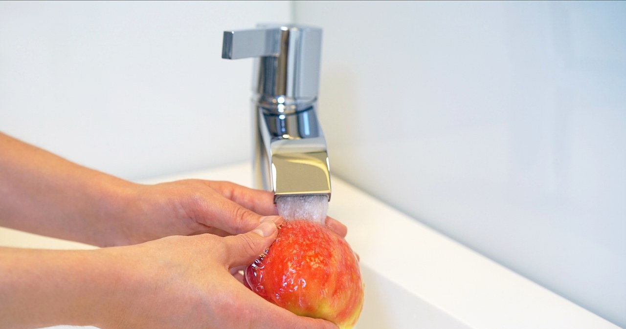 Samo opłukanie nie wystarczy. Oto jak należy myć owoce i warzywa