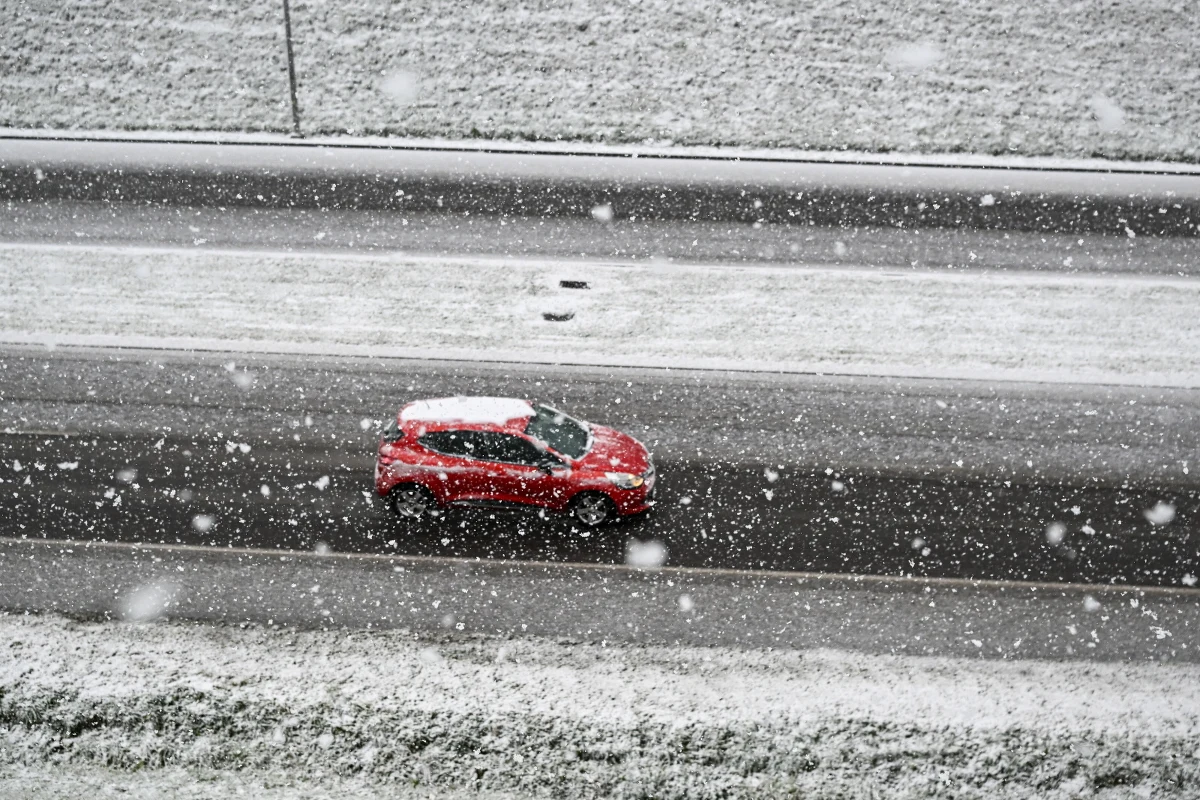 Czy nadchodzące dni upłyną pod znakiem śniegu i mrozu? Jaką temperaturę zobaczymy na termometrach? Instytut Meteorologii i Gospodarki Wodnej opublikował tygodniową prognozę, która przynosi odpowiedzi na te pytania. Wynika z niej dość jednoznacznie, że powinniśmy wyciągnąć z szaf zimowe kurty i buty. 