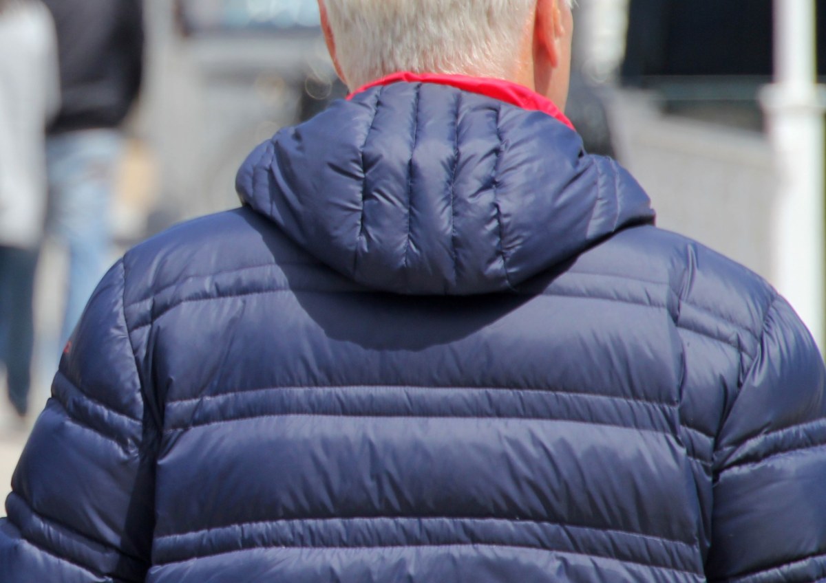 Senior dostał cios pod galerią handlową. Aż wypadł mu aparat słuchowy