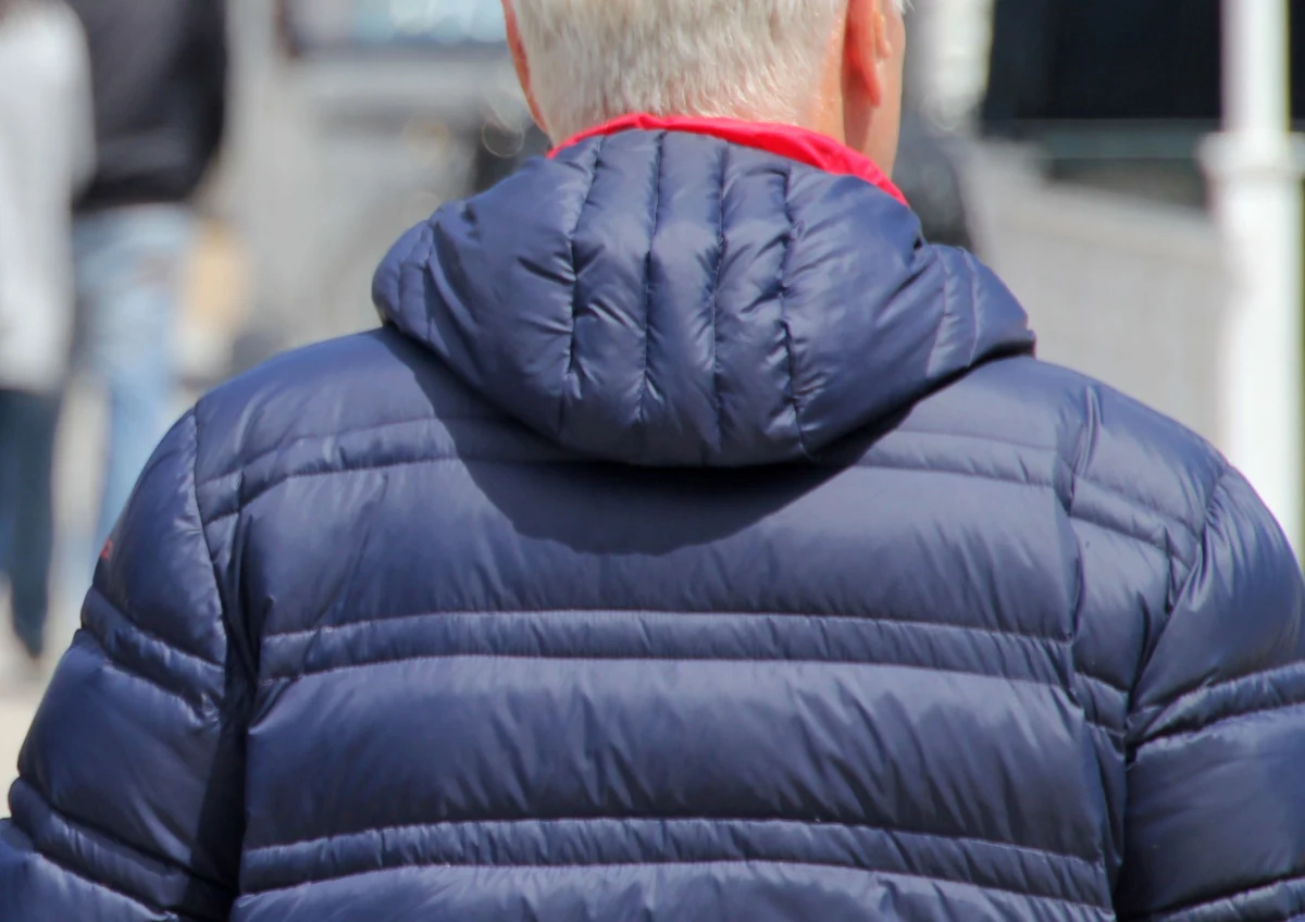 Policjanci z Kościerzyny (woj. pomorskie) zatrzymali dwóch mężczyzn, którzy - wraz z 29-letnią kobietą - mieli najpierw zdemolować mieszkanie, a następnie zaatakować 75-latka pod galerią handlową. Podczas napaści senior stracił aparat słuchowy wart 14 tys. zł. 