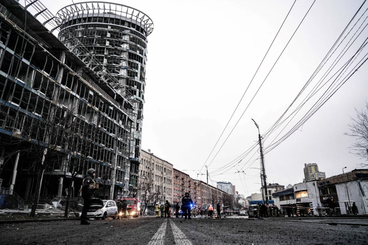 Portal Axios opublikował w piątek pełen tekst amerykańskiego projektu gwarancji bezpieczeństwa dla Ukrainy. Według serwisu został on przekazany Ukraińcom razem z projektem 28-punktowego planu pokojowego. "Niniejsze zasady ramowe wchodzą w życie w chwili podpisania i będą obowiązywać przez dziesięć lat, z możliwością ich przedłużenia za obopólną zgodą" - czytamy w dokumencie.