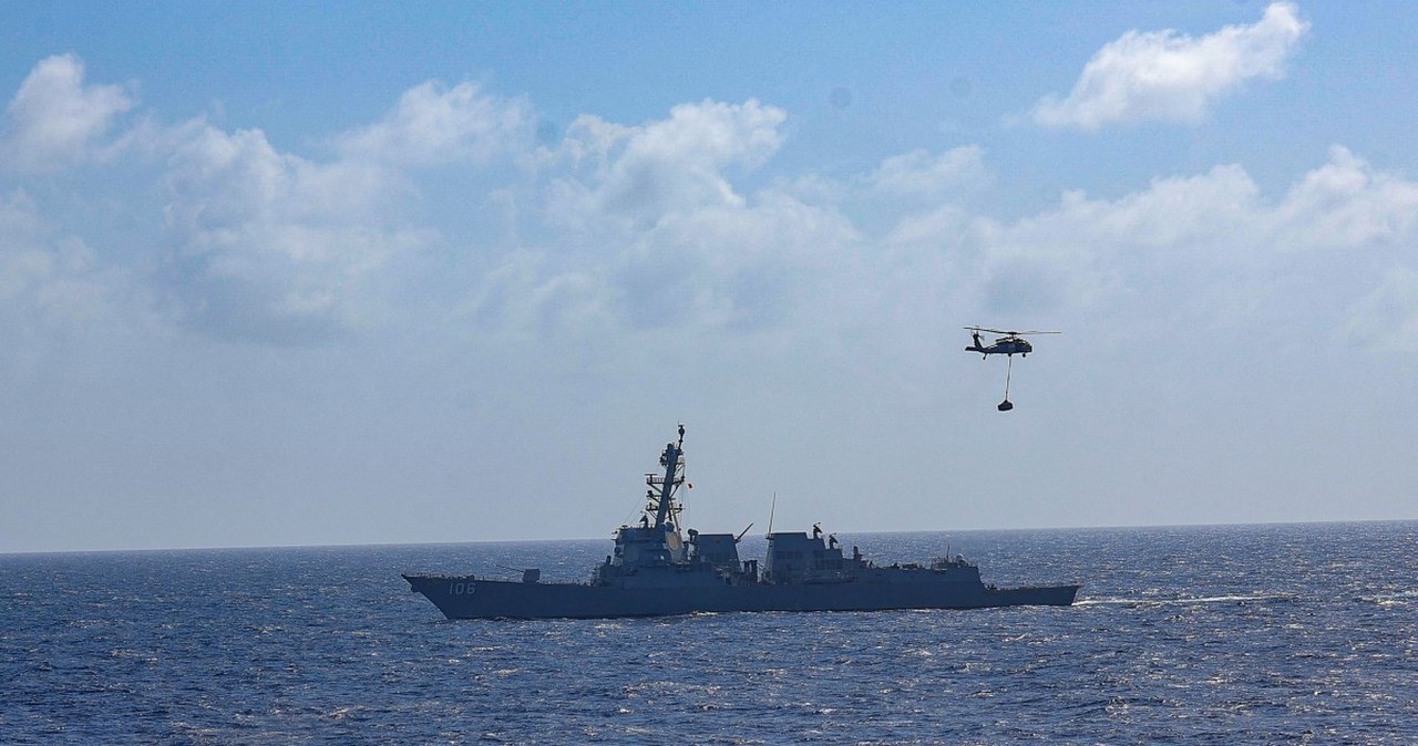 Amerykański niszczyciel w akcji. Rosyjski tankowiec zablokowany