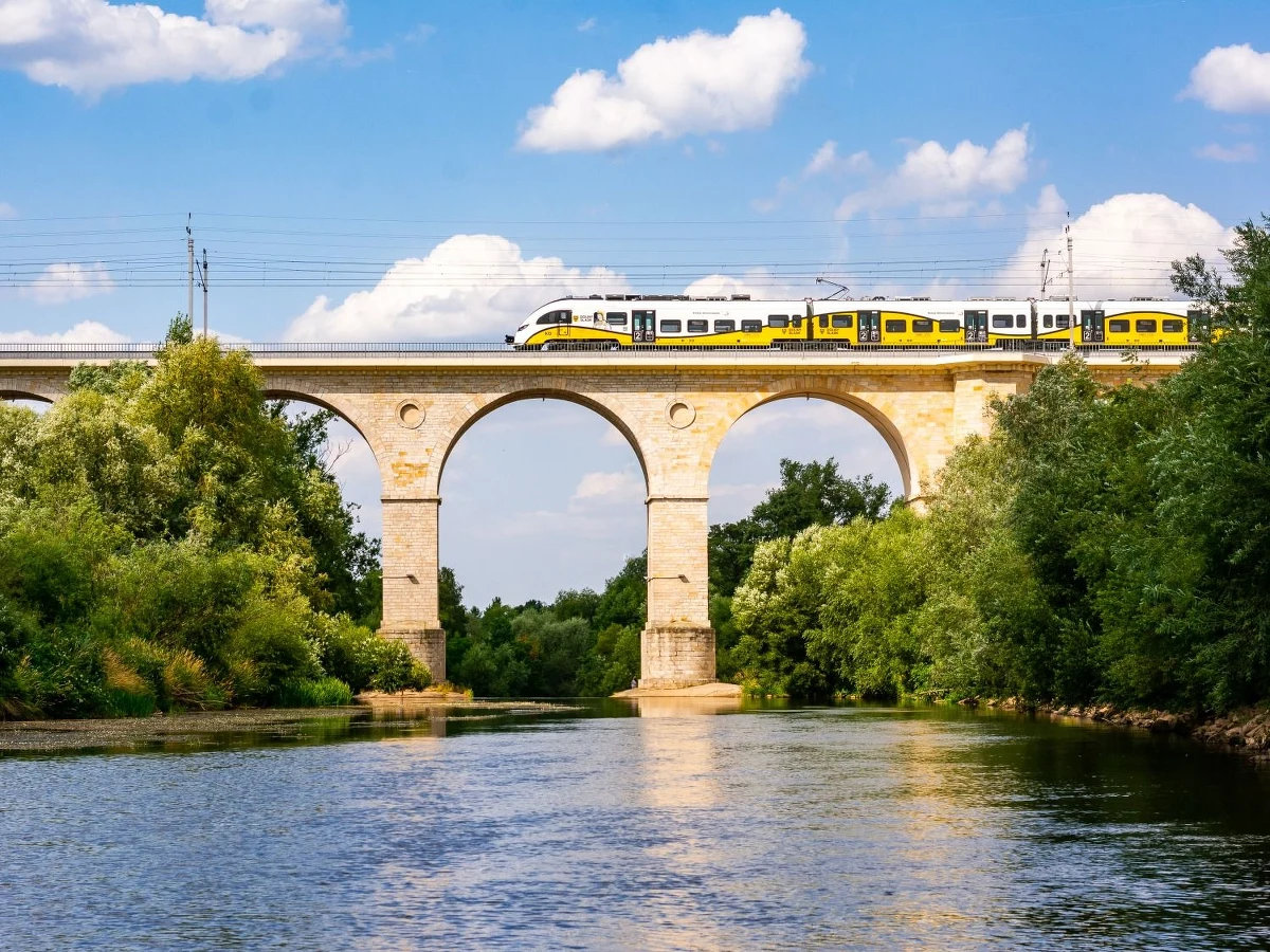 W nowym rozkładzie jazdy, który wchodzi od 14 grudnia 2025 roku, Koleje Dolnośląskie nie tylko pojadą do nowych miejscowości, ale też zwiększą liczbę par połączeń na większości tras, po których jeżdżą.