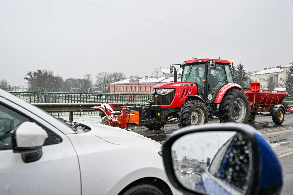 Na Podkarpaciu cały piątek pada śnieg, na drogach panują trudne warunki. O godz. 20 w piątek cztery tysiące odbiorców w regionie nie miało prądu.